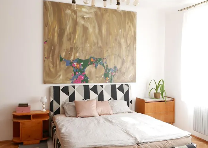 3 Bedrooms Spacious Apartment Near Castle In City Center